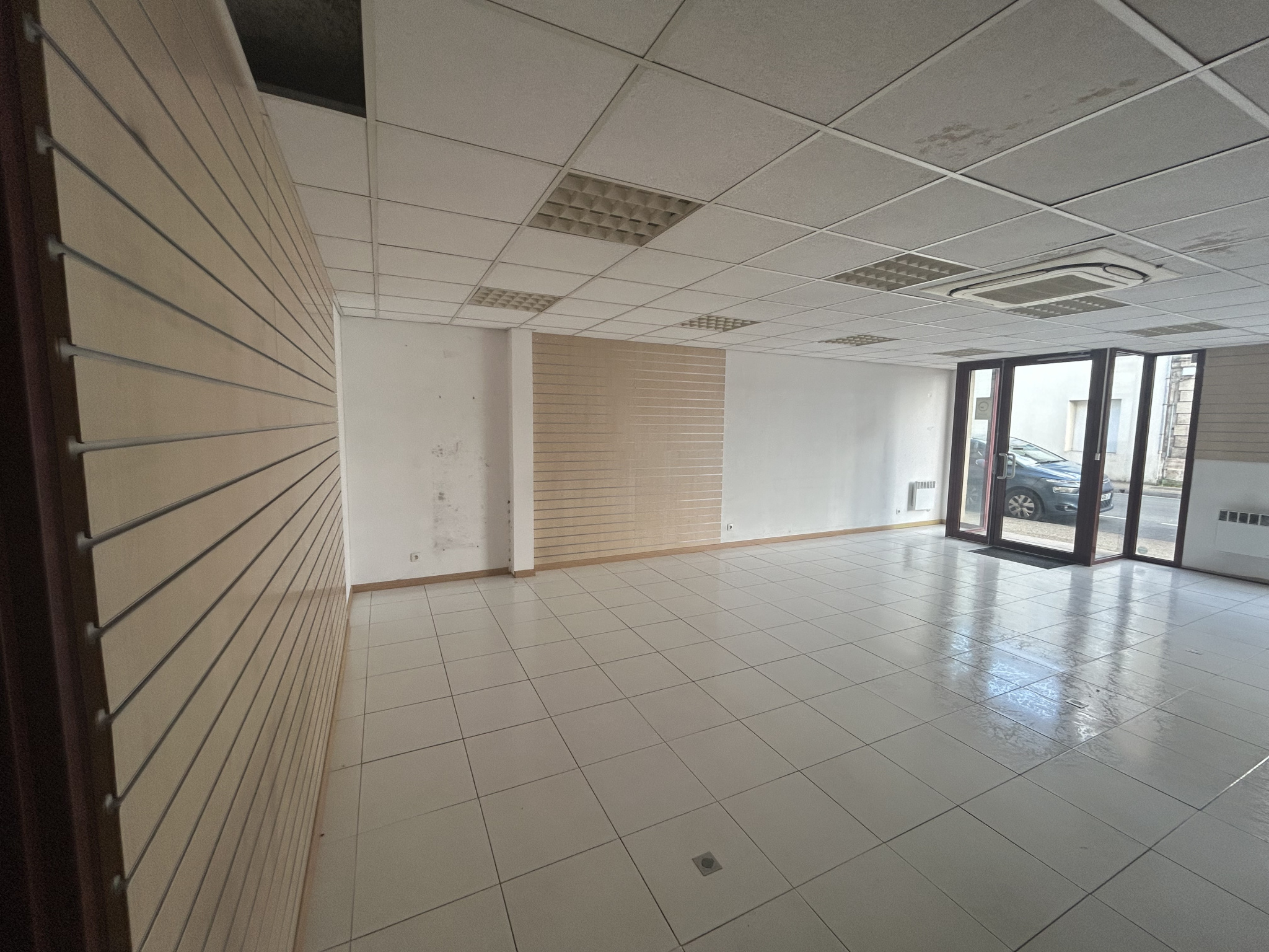 Local Commercial Carbon-Blanc 33560